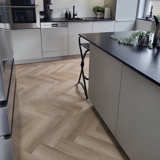 Modernes Fischgrät-Design in Beige 