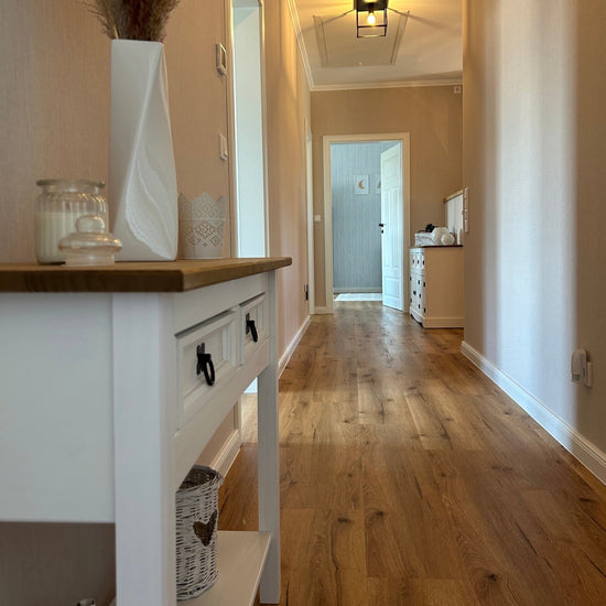 Klick-Vinyl in braun mit Holzoptik