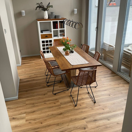 Klick-Vinyl in braun mit Holzoptik