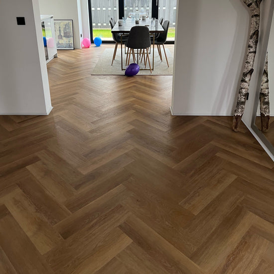 Fischgerät Design in Braun im modernen Wohnzimmer