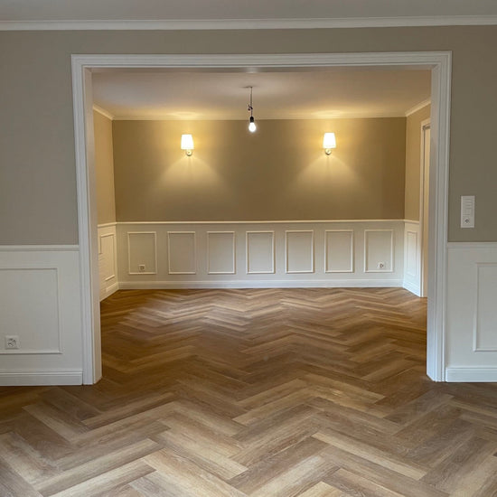 Fischgerät Design in Braun im modernen Zimmer