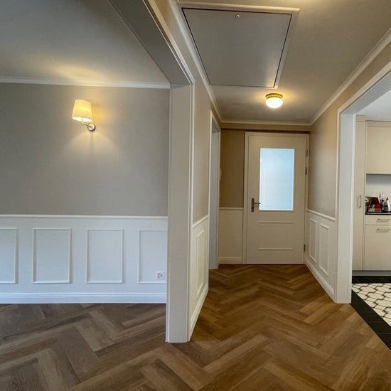 Fischgerät Design in Braun im modernen Flur