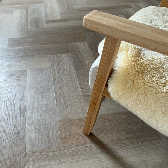 Modernes Fischgrät-Design in Beige  Stuhl