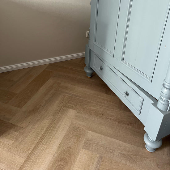 Modernes Fischgrät-Design in Beige  Schrank