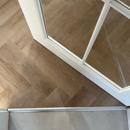 Modernes Fischgrät-Design in Beige 