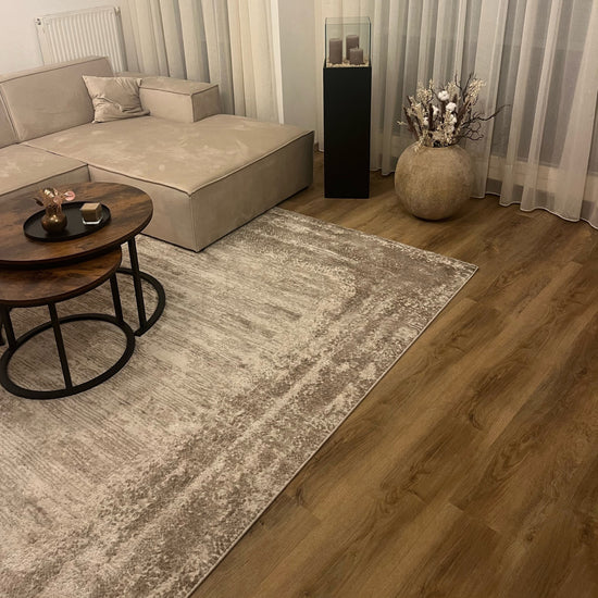 Eiche Eiche Apatura Klick-Vinylboden Diele in Wohnzimmer mit beiger Couch, Teppich, Holztisch und Dekoration