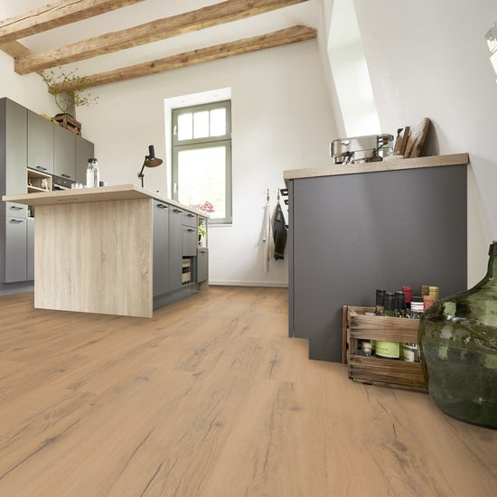 Klick-Vinyl in braun mit Holzoptik in einer modernen Küche