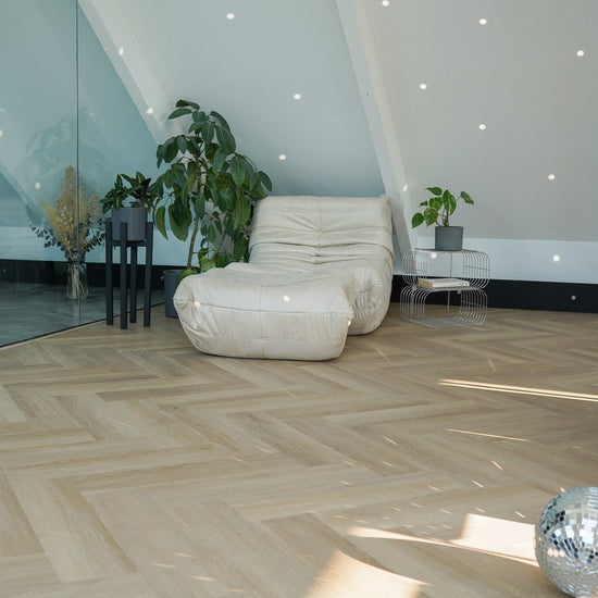 Modernes Fischgrät-Design im Schlafzimmer in Beige