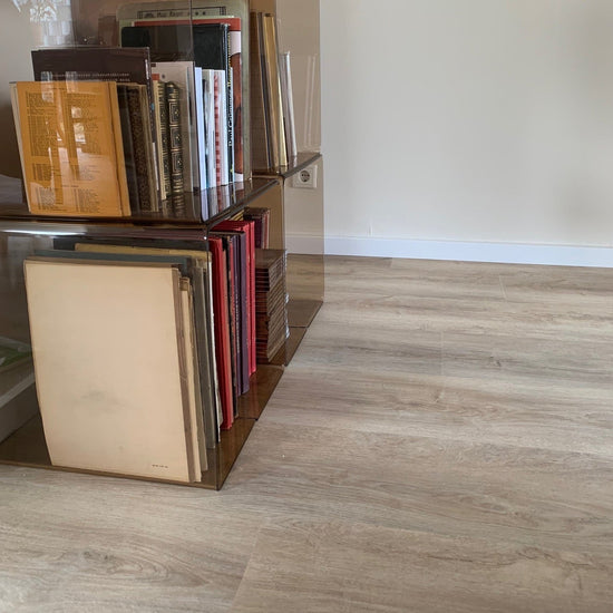 Heller Vinylboden in Holzoptik im Wohnzimmer – stilvoller Designboden von Laminat-Shop24