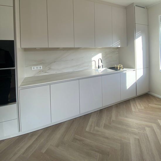 Modernes Fischgrät-Design in Beige Küche