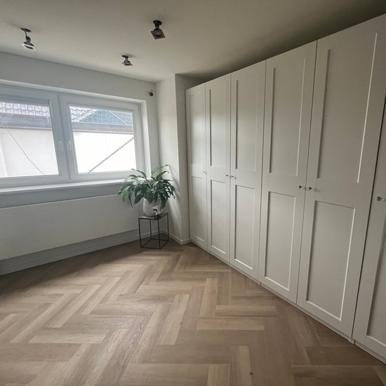 Modernes Fischgrät-Design in Beige Ankleide Zimmer