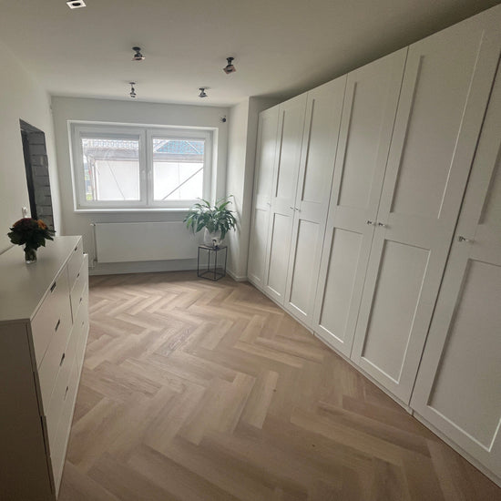 Modernes Fischgrät-Design in Beige Ankleide