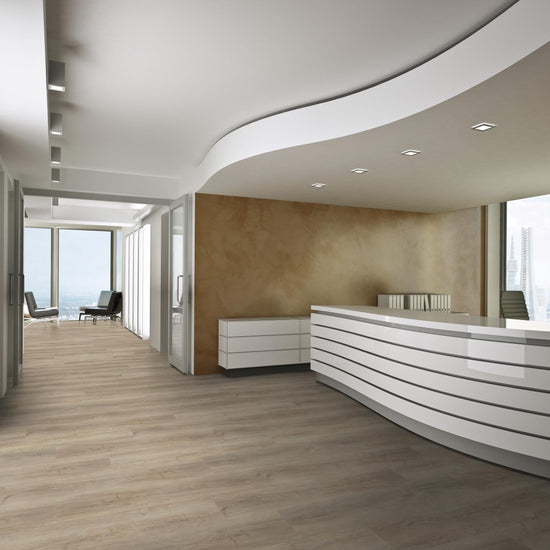 Klick-Vinyl in Braunbeige mit Holzoptik im Büro