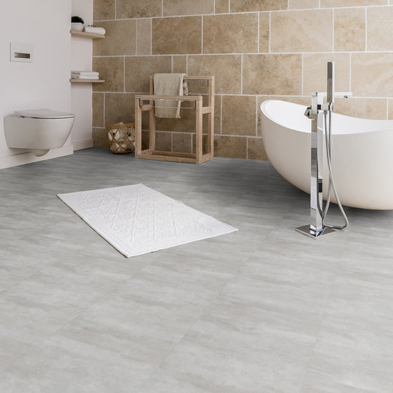 Klick-Vinyl in grauer Fliesenoptik im Badezimmer