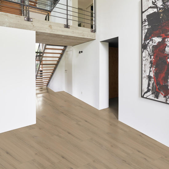 Klick-Vinyl in beiger Holzoptik im modernen Flur