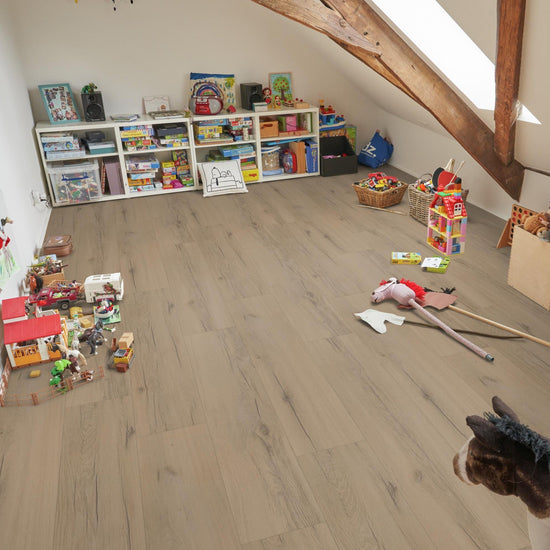 Klick-Vinyl in beiger Holzoptik im schönen Kinderzimmer 