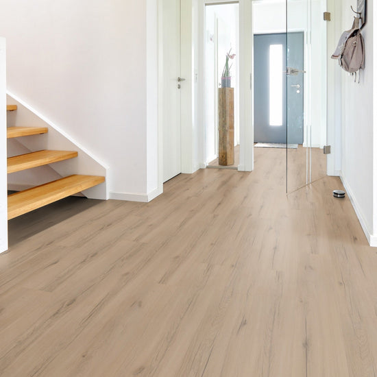 Klick-Vinyl in beiger Holzoptik im modernen Flur