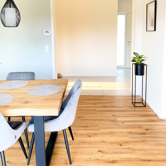 Klick-Vinyl in braun mit Holzoptik