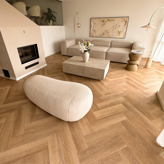 Beige Braun Fischgrät Klick-Vinyl im modernen Wohnzimmer